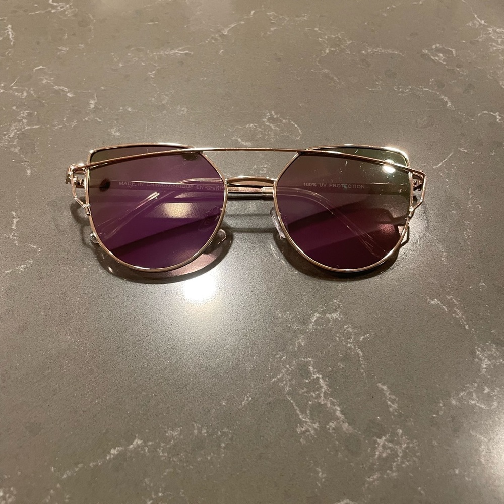 Gold, wired framed sunglasses with mirrored pink lenses!